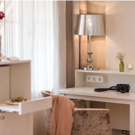 Tides Boutique 4*