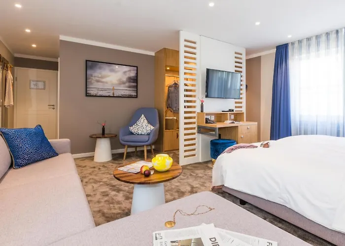 Tides Boutique Hotel Отель 4*