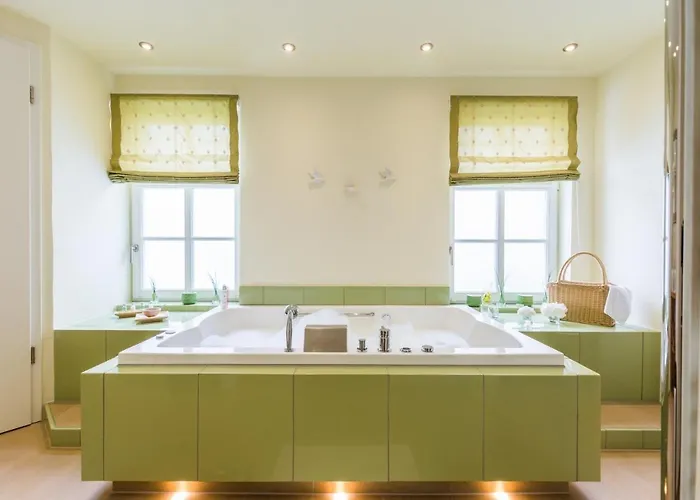 Отель Tides Boutique Hotel 4*